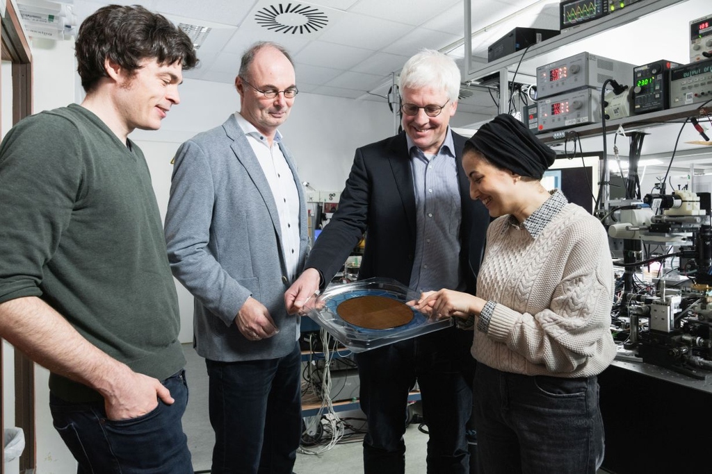 ERC Synergy Grant für das ATHENS-Projektteam mit Adrian Schwarzenberger, Professor Stefan Bräse, Professor Christian Koos, Hend Kholeif (v. l. n. r., Foto: Amadeus Bramsiepe, KIT)