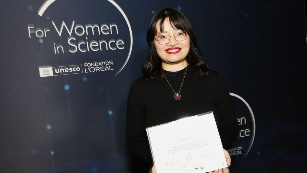 Dr. Jingyuan Xu vom KIT erhält den „For Women in Science“-Förderpreis von L’Oréal, der Deutschen UNESCO-Kommission und dem Deutschen Humboldt-Netzwerk. (Foto: Andreas Rentz/2025 Getty Images)