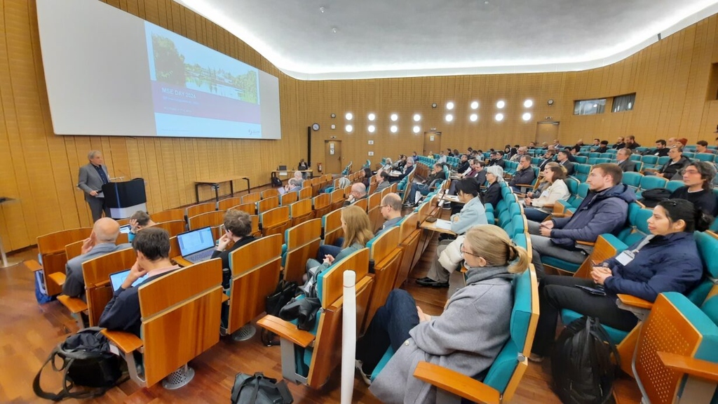 Prof. Dr. Bert Meijer (Eindhoven University of Technology), Chair of the Scientific Advisory Board (SAB) of Helmholtz Information, delivering his welcome speech at the opening of MSE-Day 2024. Photo: Michael Harms (KIT)